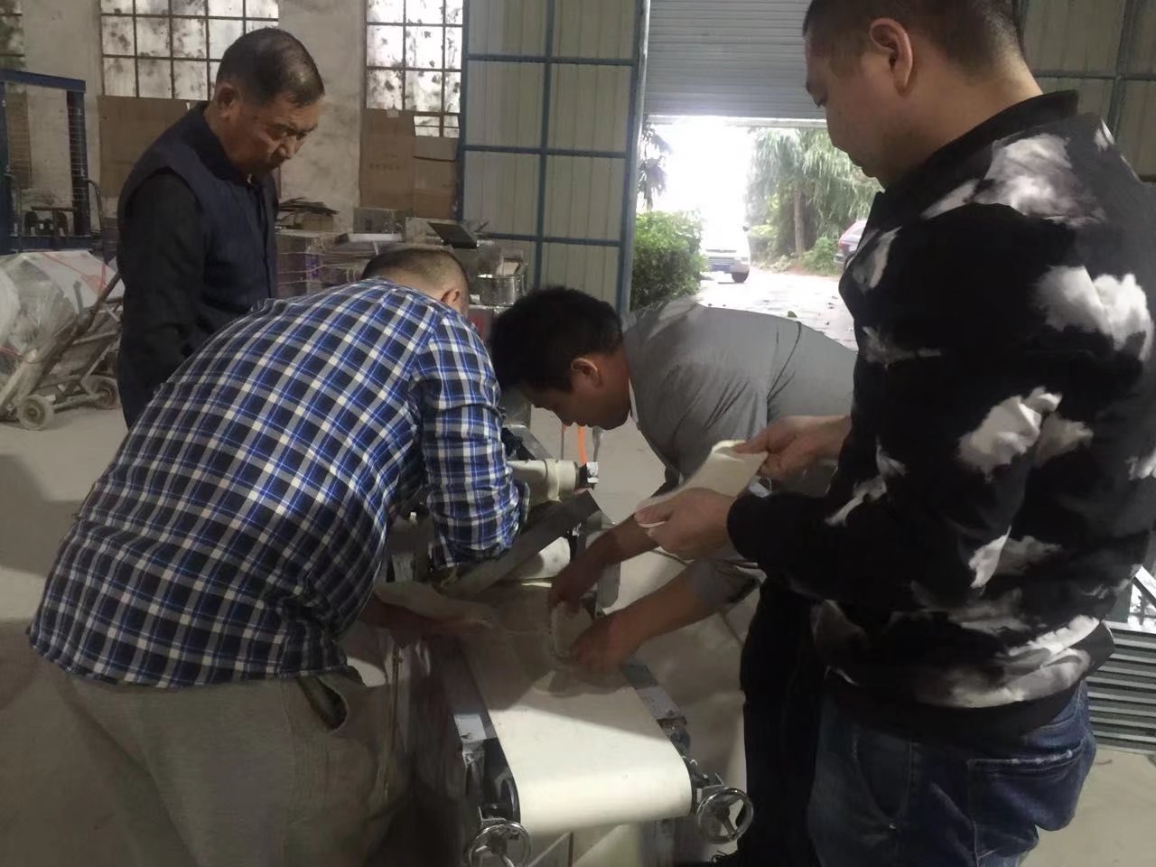 現(xiàn)場制作燴面坯