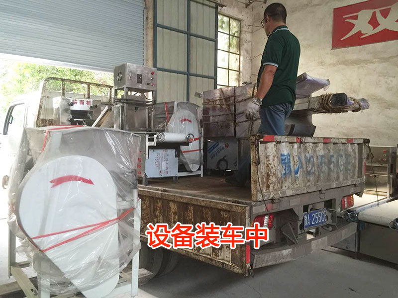 燴面機(jī)裝車中