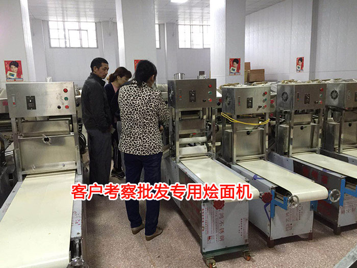 客戶考察批發(fā)燴面機(jī)