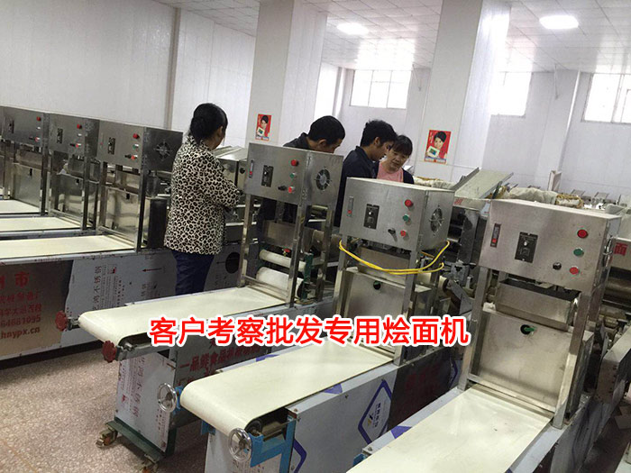 客戶考察批發(fā)燴面機(jī)