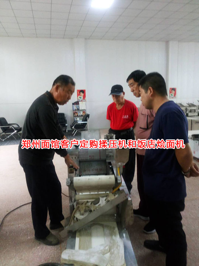 飯店燴面機(jī)正在出燴面機(jī)