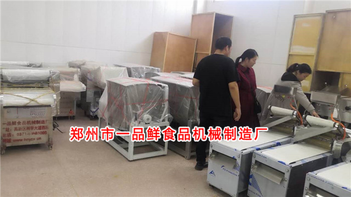 西安客戶考察棍棍面機(jī)拉條子機(jī)