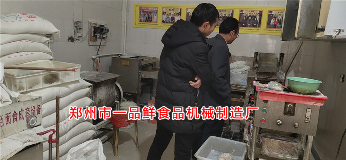 面條批發(fā)老板購買一品鮮燴面機經(jīng)營燴面坯2