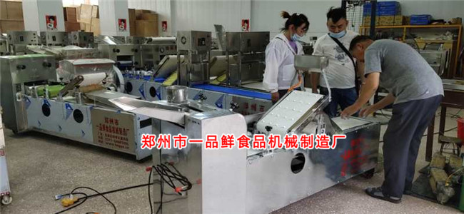 燴面坯機正在生產(chǎn)